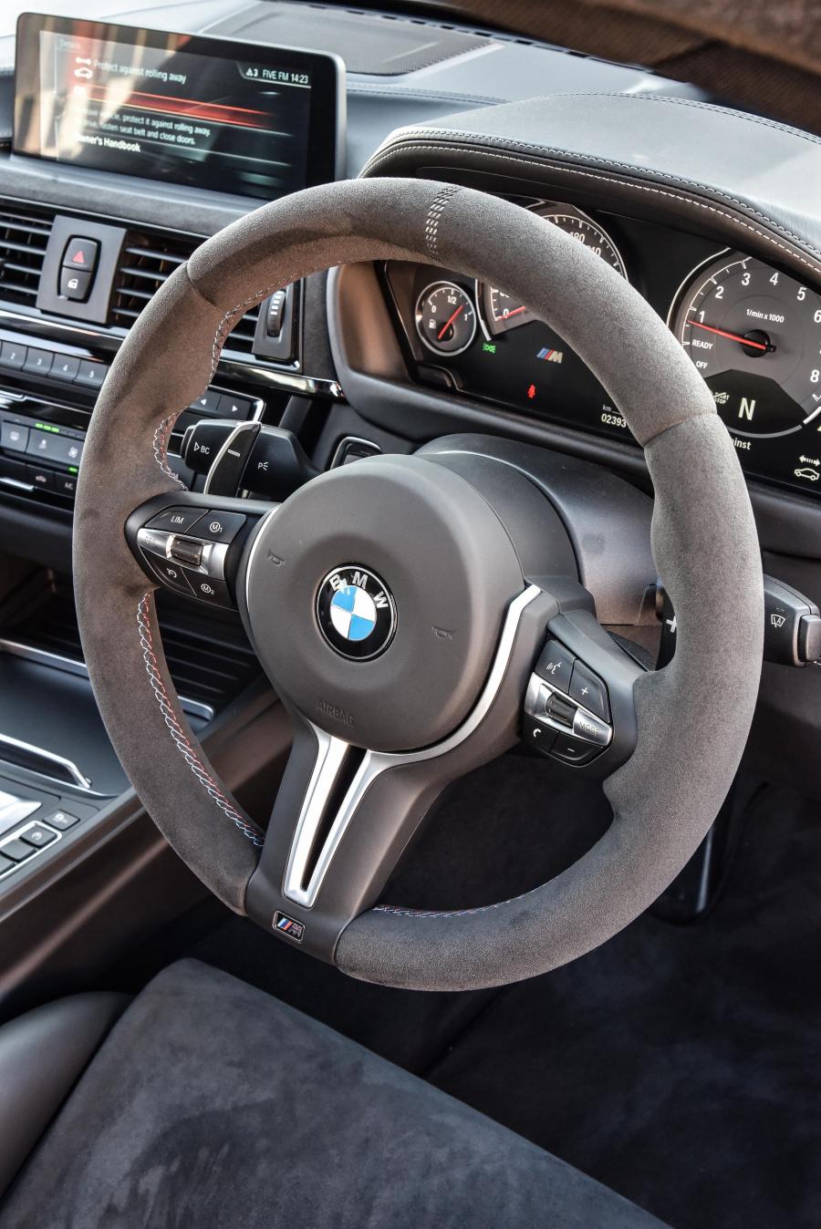 Панель приборов BMW M4 Coupe DTM Champion Edition 2017 года  (ZA) (фото 26 из 40)